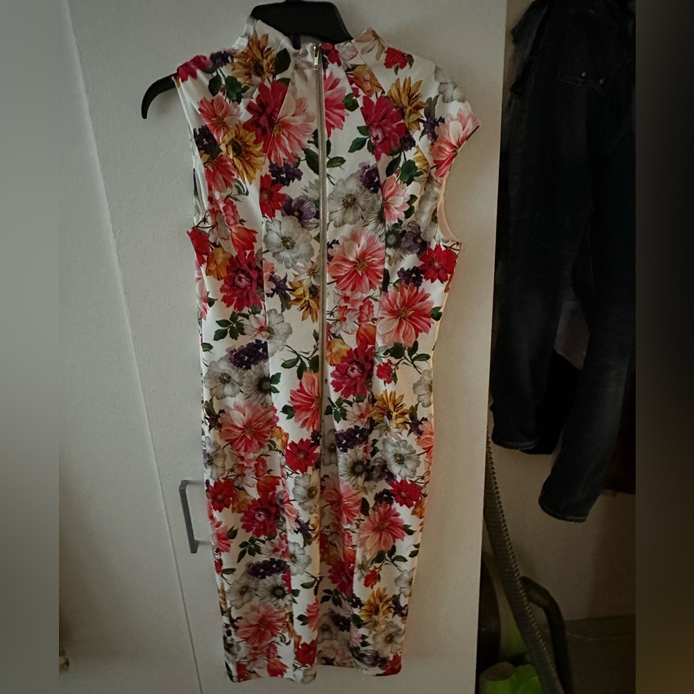 beautiful dress,Really looks new,Just worn one time.